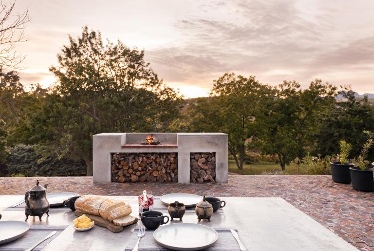 Avemore Vineyard View - wood fired hot tub and full power back up - B&B Onder-Papegaaiberg