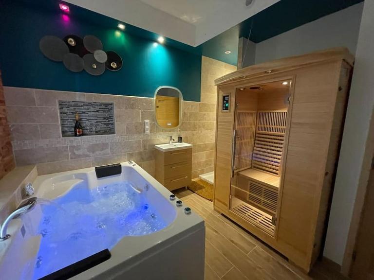 Suite d'amour et détente jacuzzi, sauna et massage - B&B Chartrettes