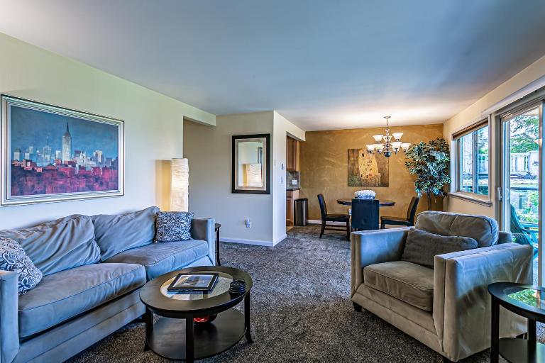 the Veranda, Best Area, 2 Baths, 2 Bedrooms, WD, Jacuzzi bath, New Carpet, Balcony, 925sf - B&B Tacoma