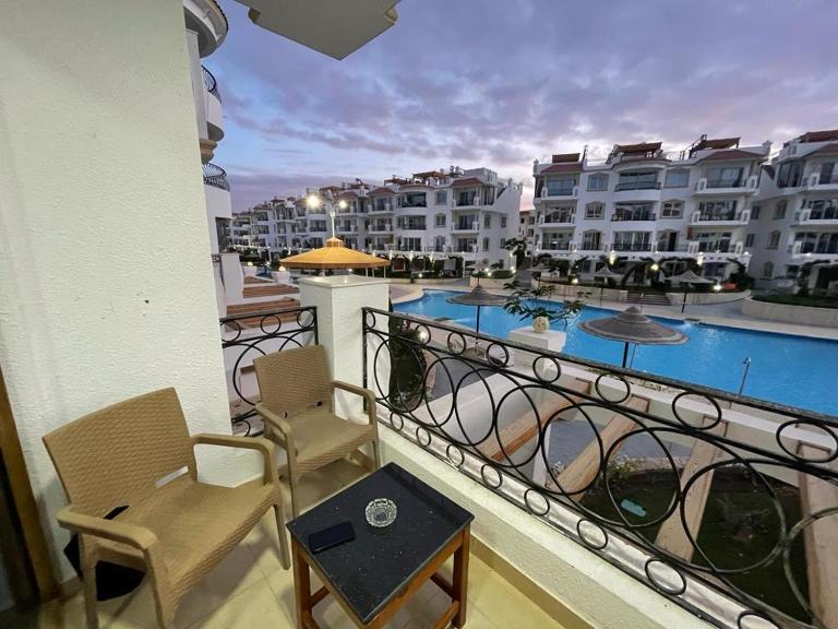 2-Bedroom Apartment on the Second Floor with a Balcony and amazing Pool View & Free Beach Access in Sharm Hills Resort - Ferienwohnung Sharm el Sheikh