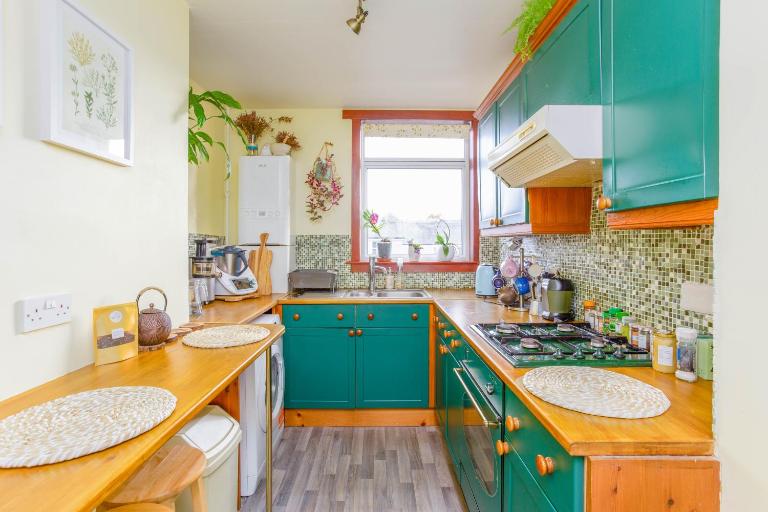 Bright & Spacious Double Room with Garden View- Close to Airport & City Centre - B&B Edinburgh