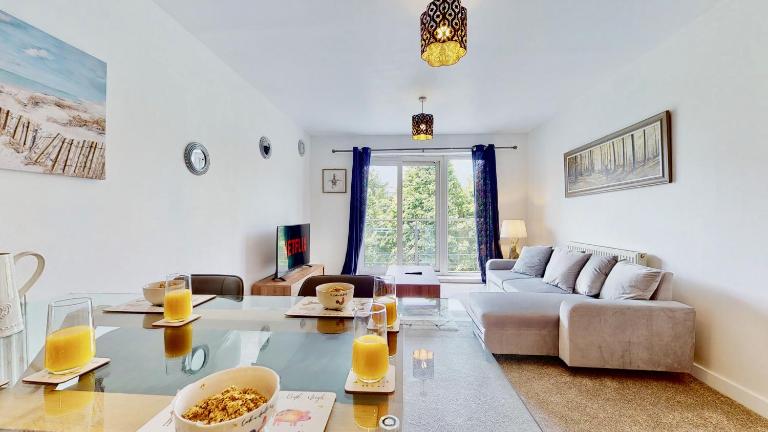 Riverside Apartment with Parking 1 Mile from Town Centre - Bed and Breakfast Kent