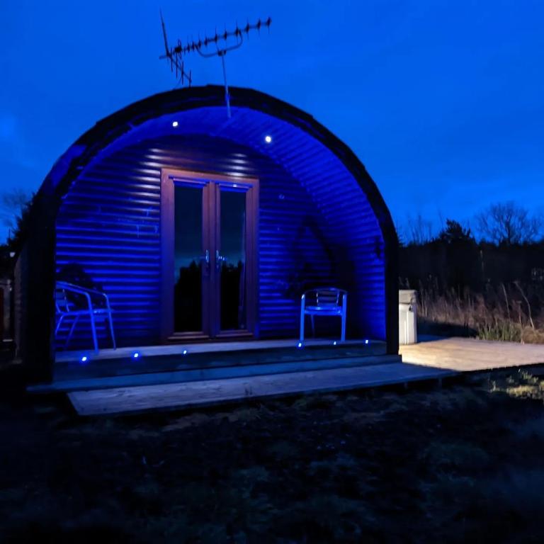 Pond View Pod 3 With Private Hot Tub -Fife - Loch Leven - Lomond Hills - B&B Kelty
