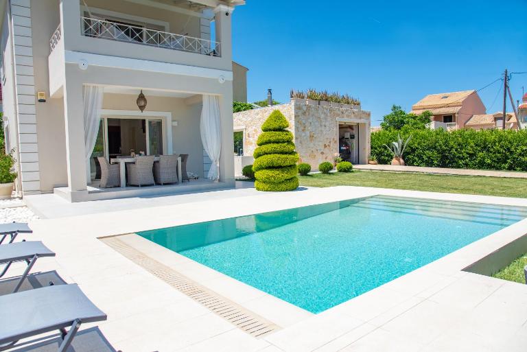 Luxury Seaside Villa DARL - Ferienwohnung Karyófyto