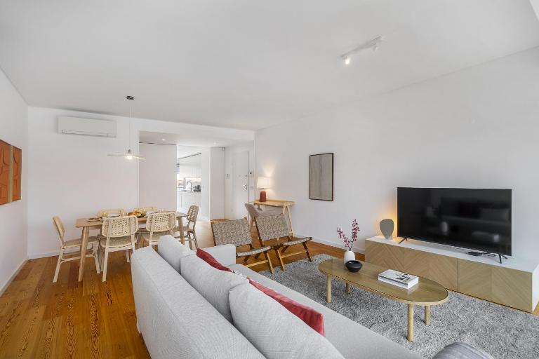 WHome Urban Retreat w/Parking, Elevator & AC by Benfica Stadium - B&B Lisbon