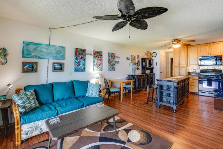 Molokai Island Retreat w/ Ocean View & Pool! - B&B Kaunakakai