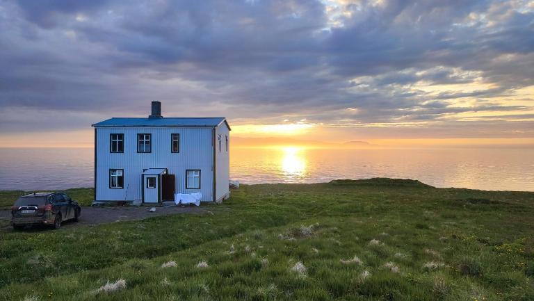 Happy-Cove Guesthouse - by the sea - B&B Bakkafjörður