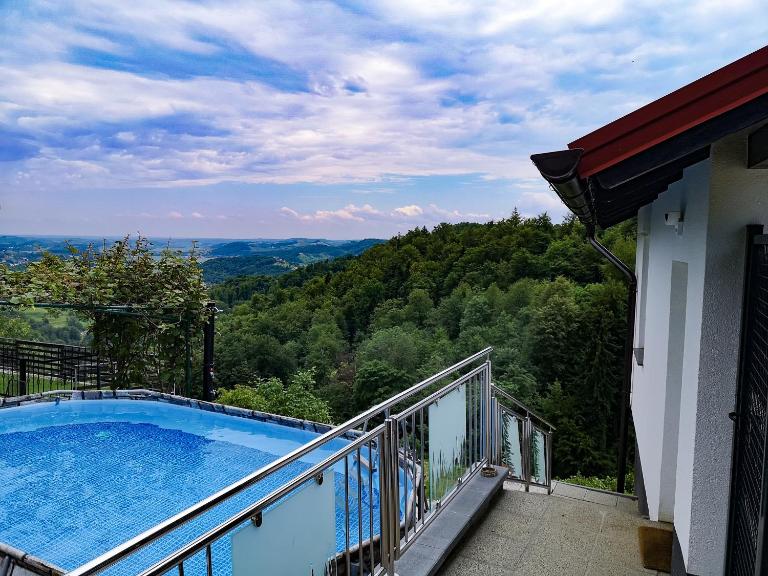 Private wellness with panoramic view, sauna & jacuzzi - B&B Maribor