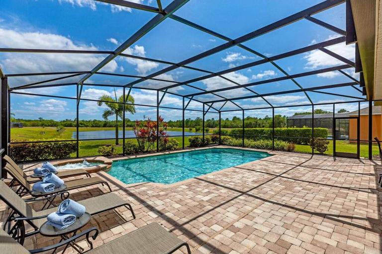 535 -Villa Belvedere, A Stunning, Spacious 5 Bed Lake View Home with Pool and Spa - B&B Davenport