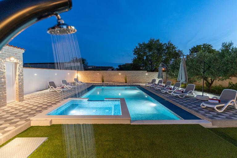 Apartman David s bazenom i jakuzijem - B&B Podušje