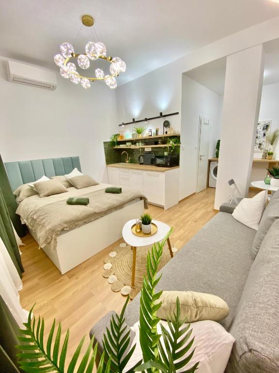 BRAND NEW Design studio Emerald - old town A/C - Chambres d'hôtes Bratislava