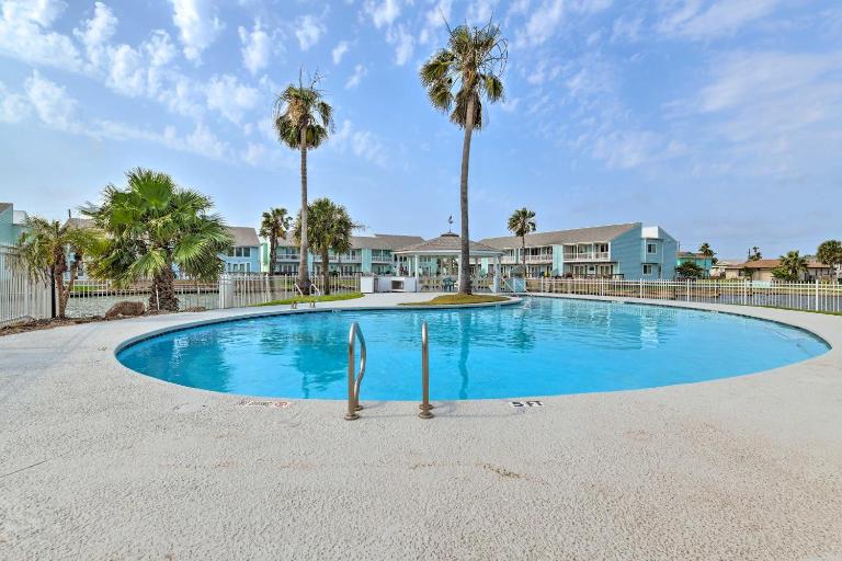 Waterfront Key Allegro Condo w/ Balcony & Pool - Chambres d'hôtes Rockport