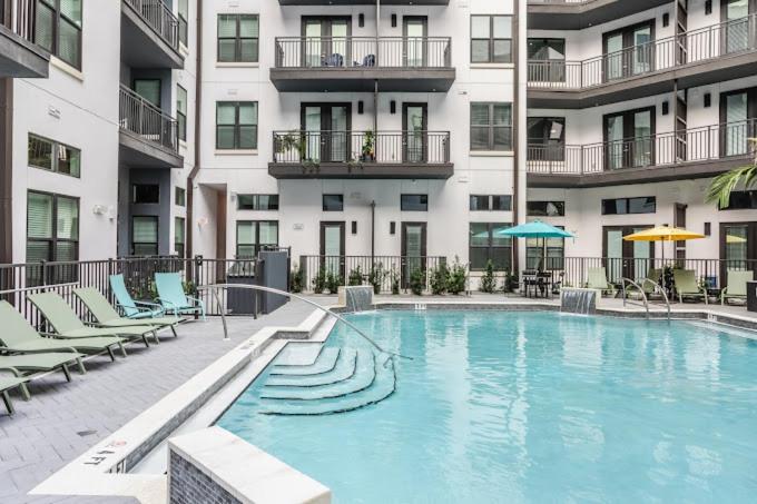 Luxury Condo in Ybor City Tampa w/Pool access - Chambres d'hôtes Tampa