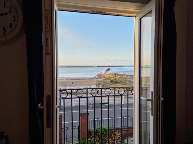Beach View Couples Retreat Aberavon Beach Direct Seafront panoramic Sea Views large driveway parking - Bed and Breakfast Port Talbot