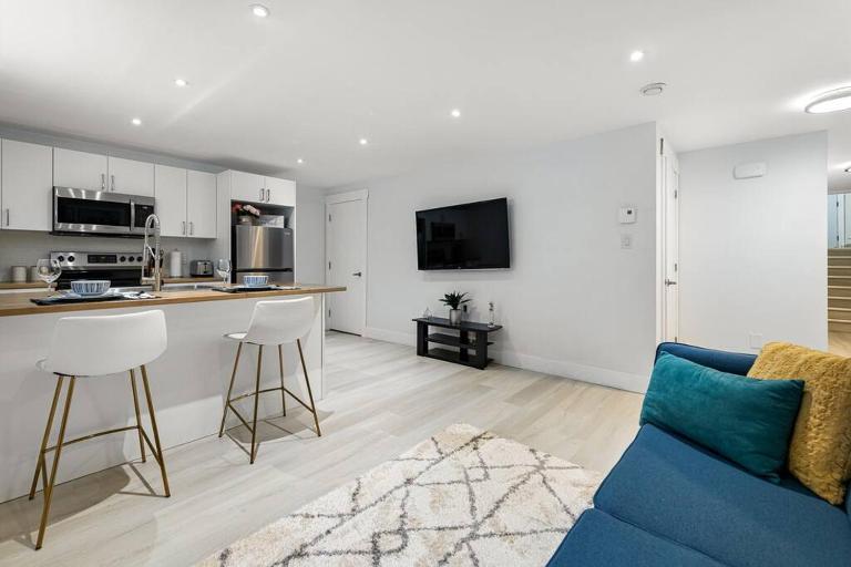 Beautiful 1 bedroom apartment - private entrance - Chambres d'hôtes Moncton