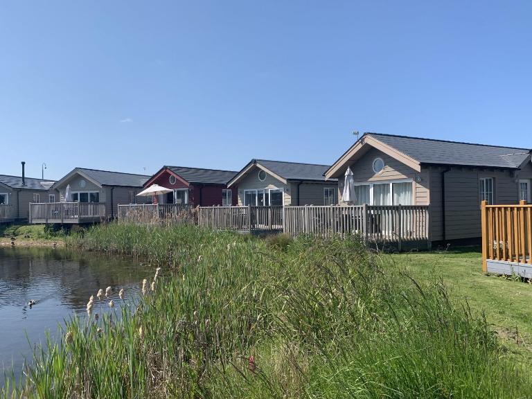 The Lake House, The Bay Filey, sleeps 4 in 2 double rooms with ensuites, 1 dog welcome - Chambres d'hôtes Filey