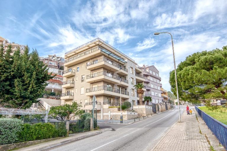 Apt "Royal Oak" 2 Bedroom with Garage Parking - B&B Budva