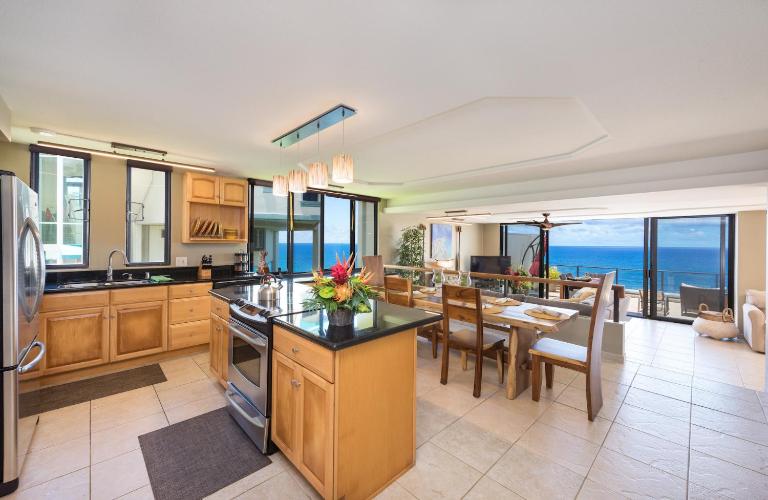 Puu Poa Ocean Bluff Condo, Incredible Views, Walk to Beaches, Pool & Tennis - B&B Princeville