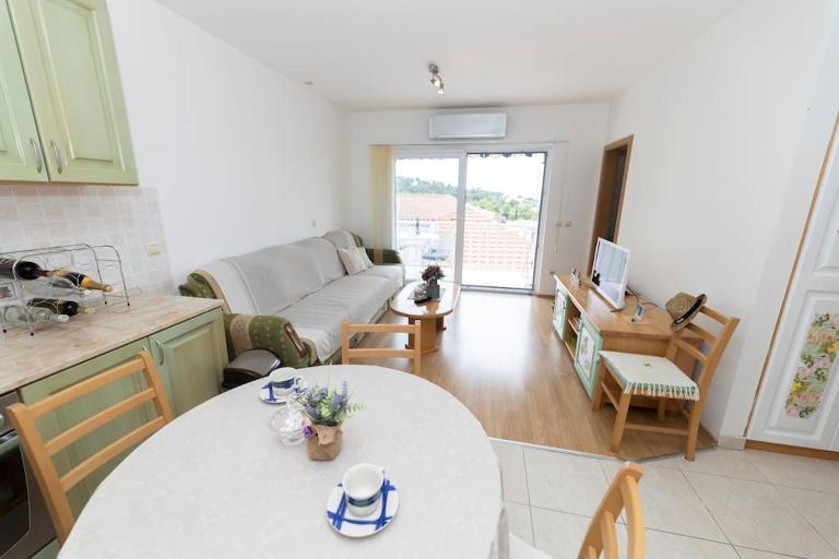 Smile Beach Family Apartment, garage free parking, city centar located - B&B Makarska