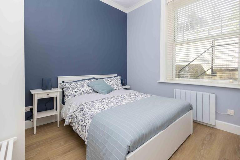 Stunning 2 bedroom Town Centre Apartment - Sleeps up to 5 People - 5 Minutes to the Best Beach! - Great Location - Fast WiFi - Smart TV - Newly Refurbished - sleeps up to 5! Close to Bournemouth & Poole Town Centre & Sandbanks - B&B Bournemouth
