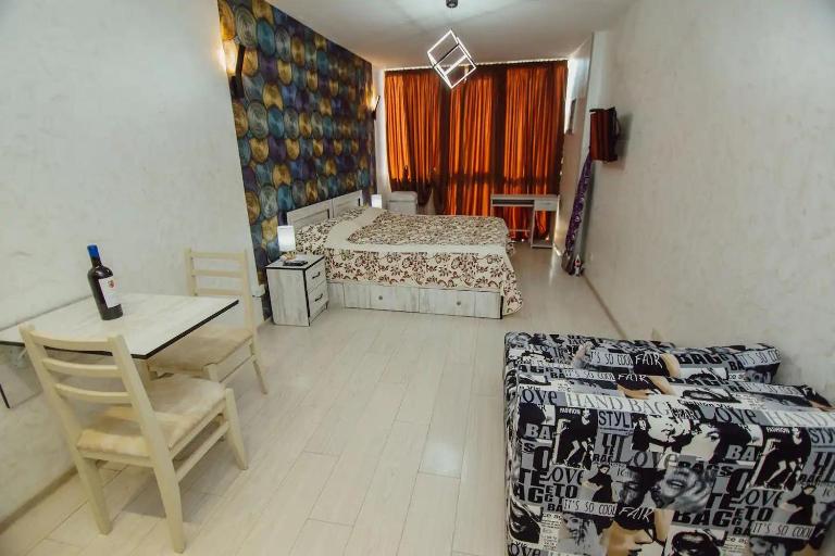 Batumi Studio - Rooftop Pool & Sleeps2 - B&B Batumi