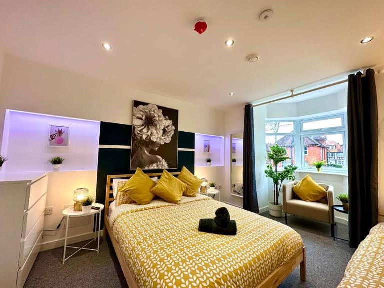 Large New 4 bedroom House Sleeps up to 12 - Accepts Groups - Great Location - FREE Parking - Fast WiFi - Smart TVs - sleeps up to 12 people - Close to Bournemouth & Poole Town Centre & Sandbanks - B&B Bournemouth