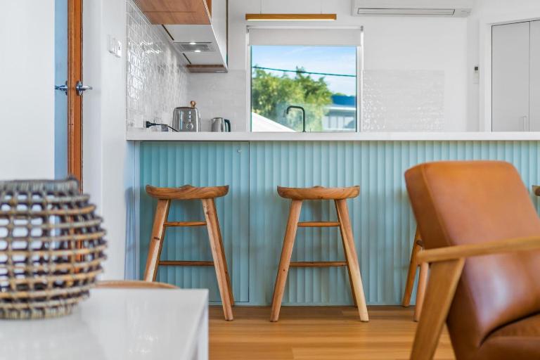 Shorelands - Stylish Beach-side Haven, Steps from the Beach and Surf in Gracetown - Chambres d'hôtes Gracetown