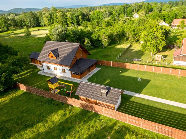Holiday home Marta in nature with jacuzzi - B&B Gospić