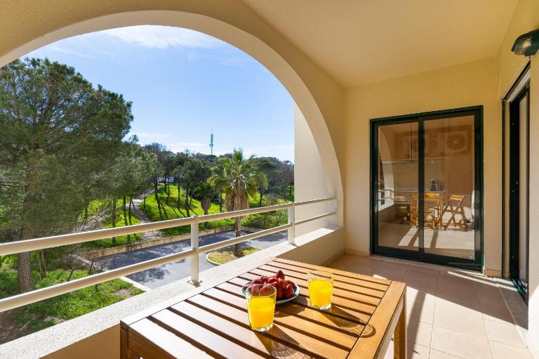 Salgados Sunny Beach Apt - 7 min walk from Beach by Lisbeyond - Bed and Breakfast Guia