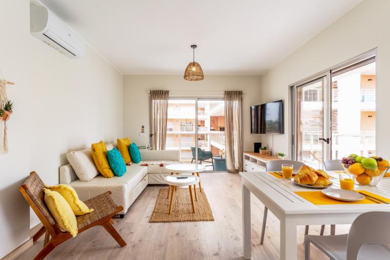 Bright New Apartment with Pool in Portimão - 5 Min Walk to the Beach by Lisbeyond - B&B Portimão