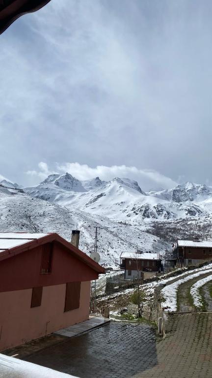 Gosti Home Demirkapi - B&B Çaykara