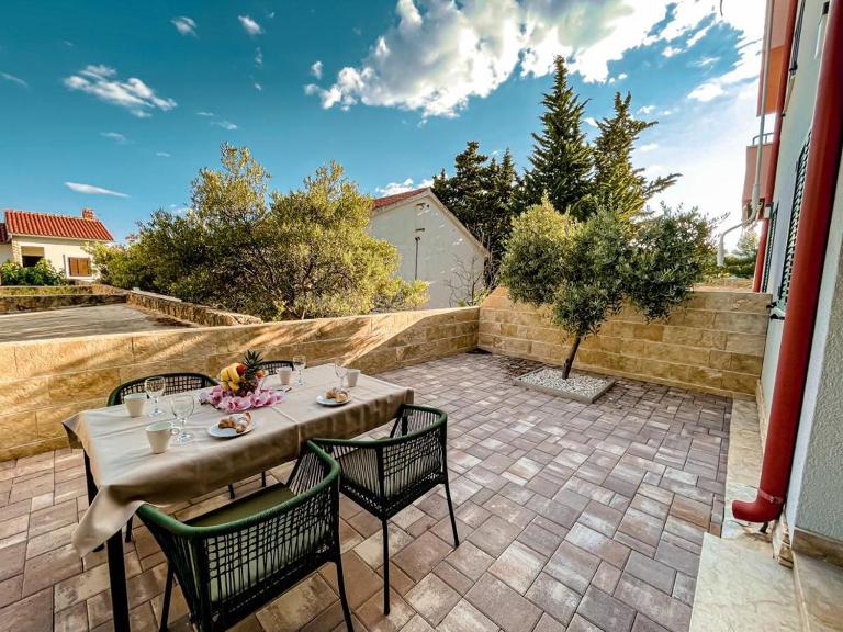 Pinia Apartments Bol - Bed and Breakfast Bol