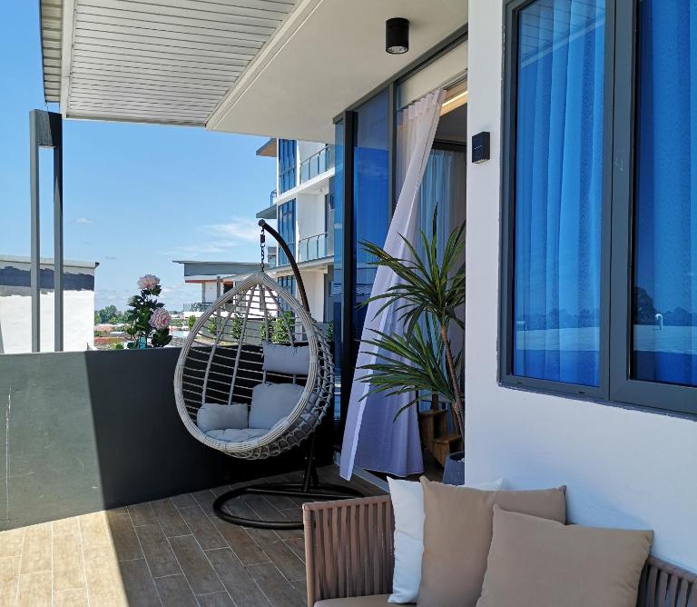 Hanns Spacious Balcony&SwimPool with FREE Netflix-6pax - B&B Sibu
