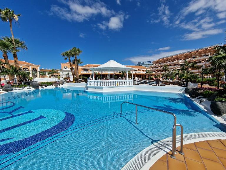 Exclusive Penthouse Playa Las Vistas 4 close to the sea and beach, aircondition for a fee, wifi, terrace, heated pool - B&B Playa de las Américas