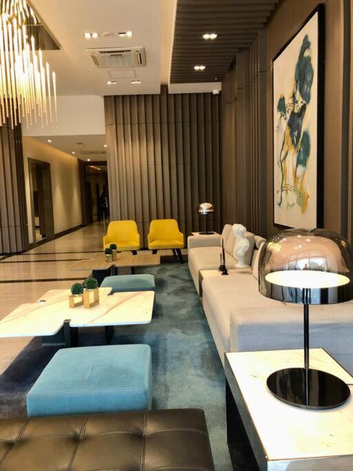 Uptown Parksuites BGC 1BR, Hi Flr Great view fr Balcony with Washer - B&B Manila
