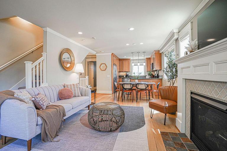 Exquisite Central Townhome with Spacious Loft and Gourmet Kitchen - Bed and Breakfast Seattle