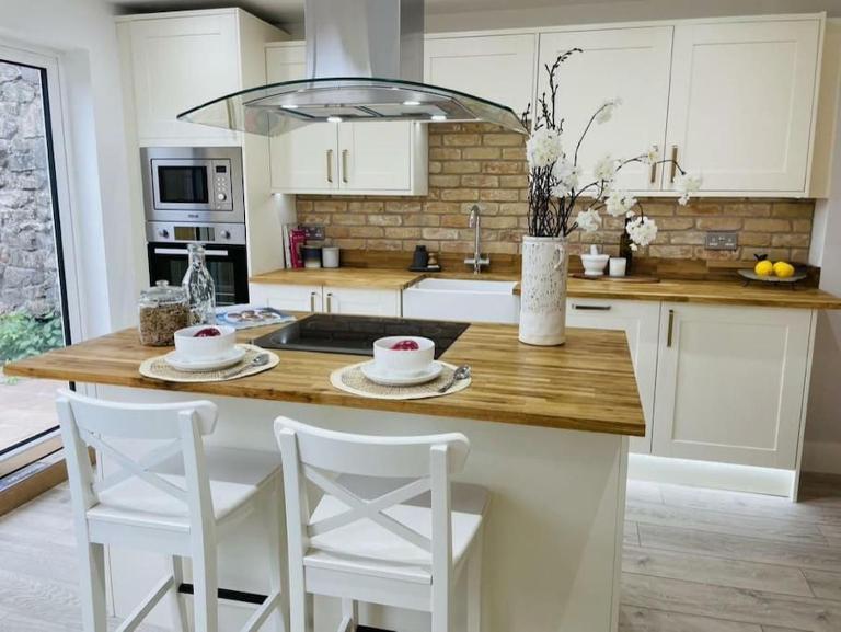 Luxury 3 Bedroom Cottage Retreat Near Bridgend Beaches M4 with Garden Workspace Sleeps 6 - B&B Bridgend