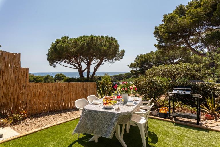 Le Photinia, mobil-home climatisé avec vue mer situé au cœur du domaine - Bed and Breakfast Hyères