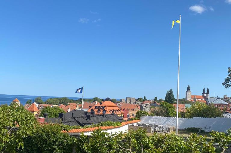 Trerummare med havsutsikt i Visby innerstad - Chambres d'hôtes Visby