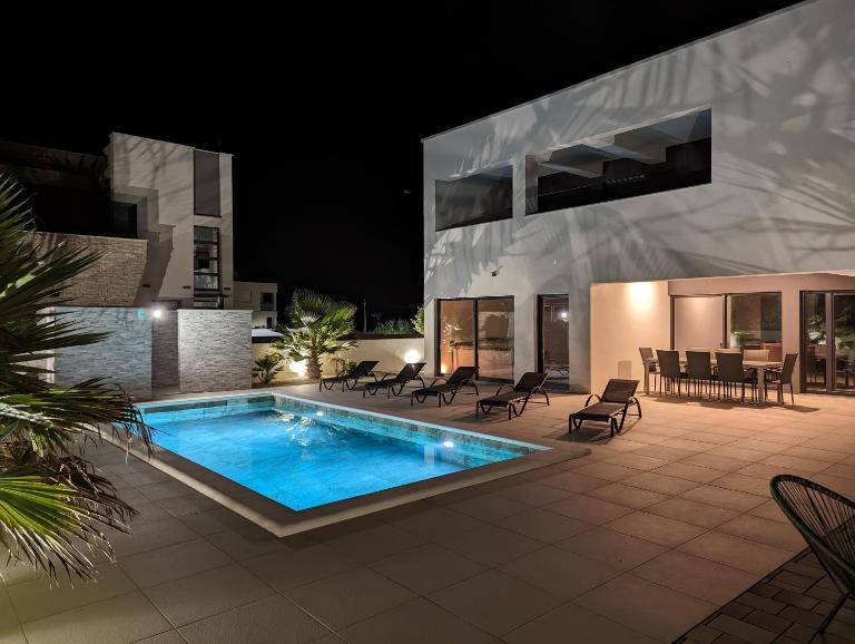 Innova TravelVir - Villa SunSet - Chambres d'hôtes Privlaka