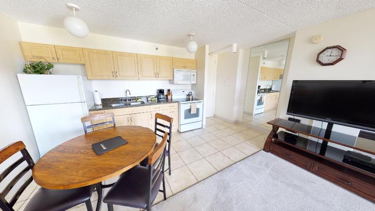 Updated 22nd Floor Waikiki Condo - Free parking & WiFi - Ideal for large family! - B&B Honolulu