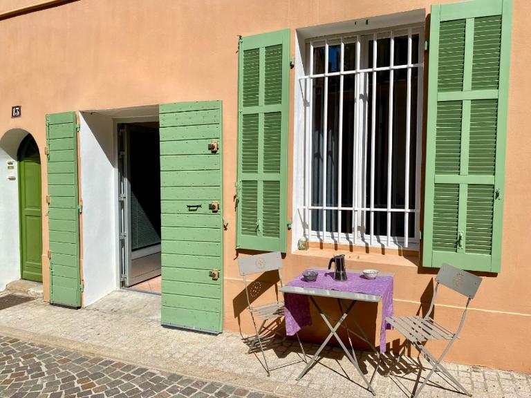 Droit au port par Dodo-a-Cassis - B&B Cassis