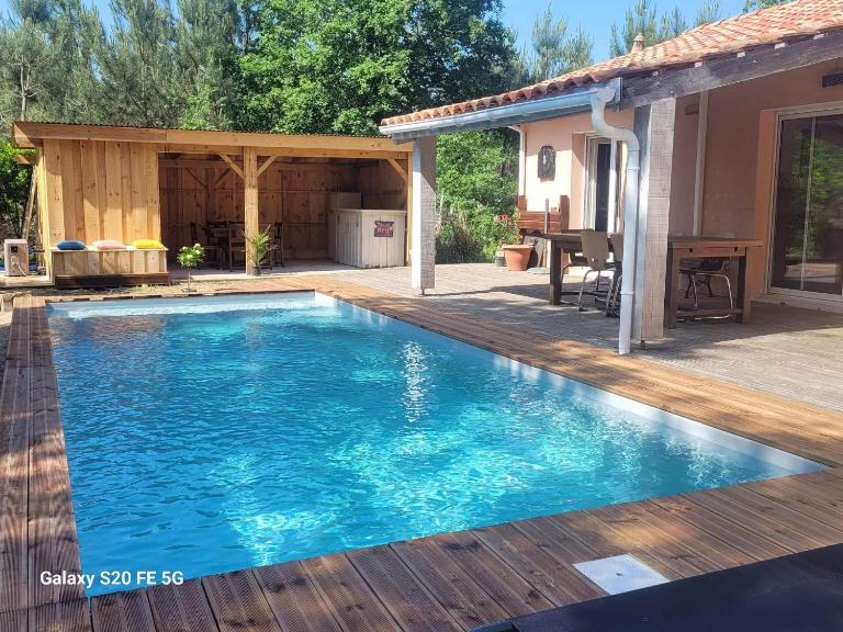 Grande maison de vacances 12pers PISCINE - Bed and Breakfast Béliet