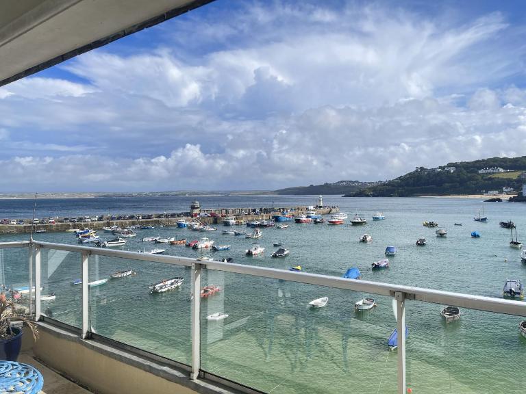 Crows Nest - panoramic views of St Ives harbour - Chambres d'hôtes St Ives
