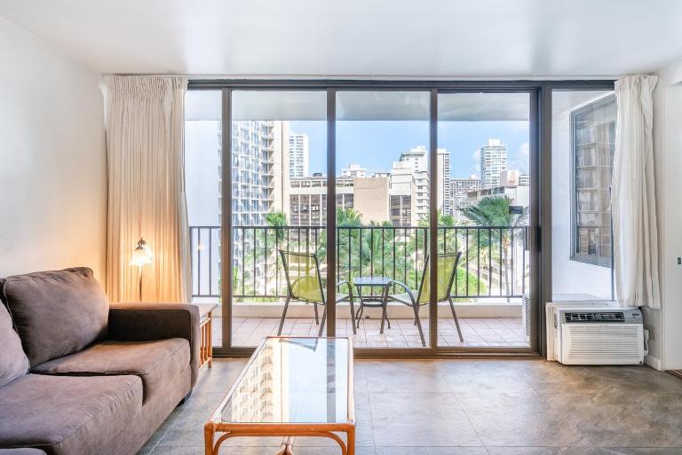 Light & Airy 8th Floor Ocean View Condo with Lanai condo - B&B Honolulu