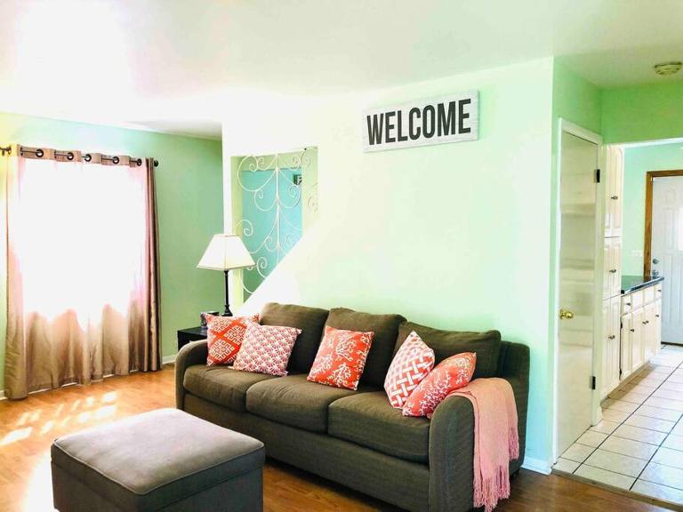 The Ultimate Escape. Unpack, Relax, Enjoy!Sleeps14 - B&B Elmhurst