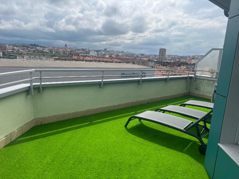 Bonito atico zona hospital con garaje - Chambres d'hôtes Oviedo