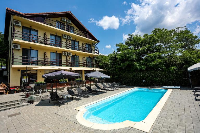 Pensiunea Celestin - B&B Eşelniţa