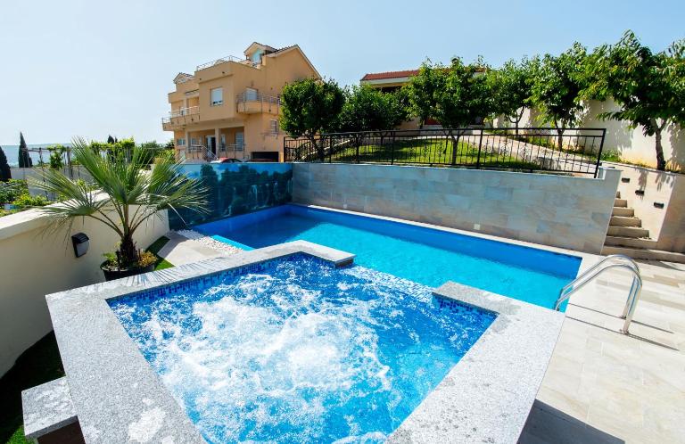 Luxury Villa with Private Pool and Jacuzzi - Chambres d'hôtes Mostar