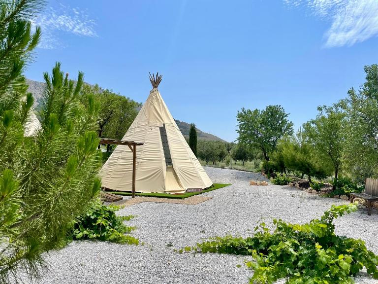 Boutique Teepee Sleeps 2 with Pool - B&B Zújar